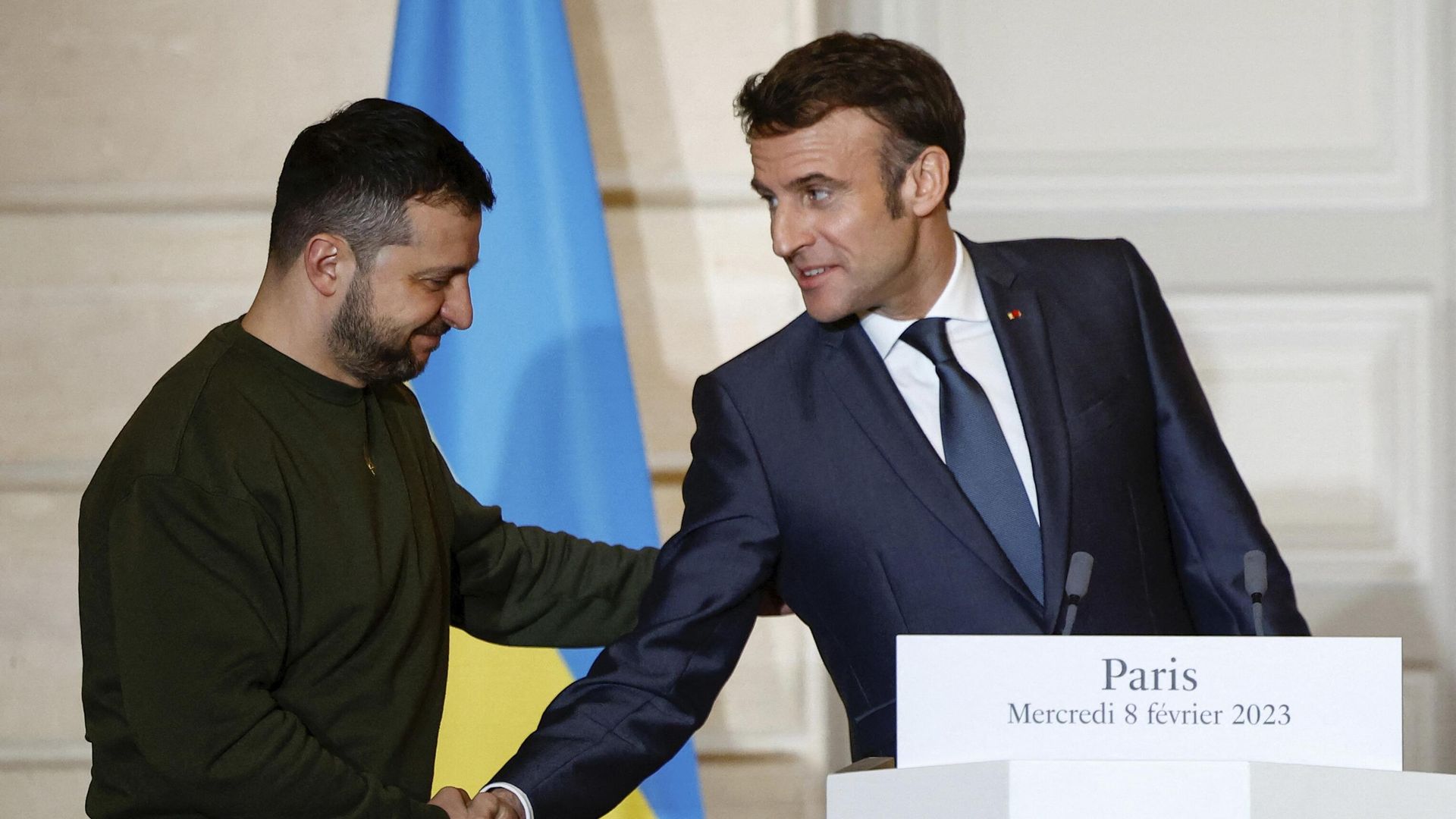 Президент Франции Эммануэль Макрон и президент Украины Владимир Зеленский во время встречи в Париже Президент Франции Эммануэль Макрон и президент Украины Владимир Зеленский во время встречи в Париже - РИА Новости, 1920, 03.05.2024