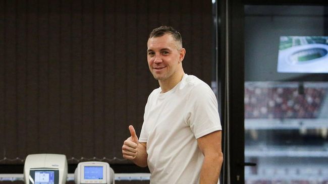 Нападающий Локомотива Артем Дзюба Нападающий Локомотива Артем Дзюба