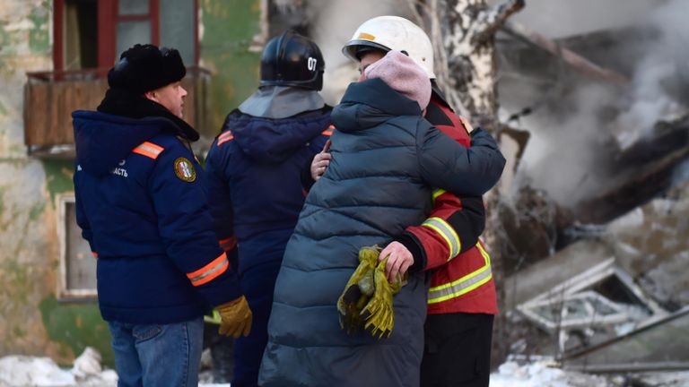 Женщина обнимает спасателя на месте взрыва газа в пятиэтажном жилом доме на улице Линейная в Новосибирске Женщина обнимает спасателя на месте взрыва газа в пятиэтажном жилом доме на улице Линейная в Новосибирске