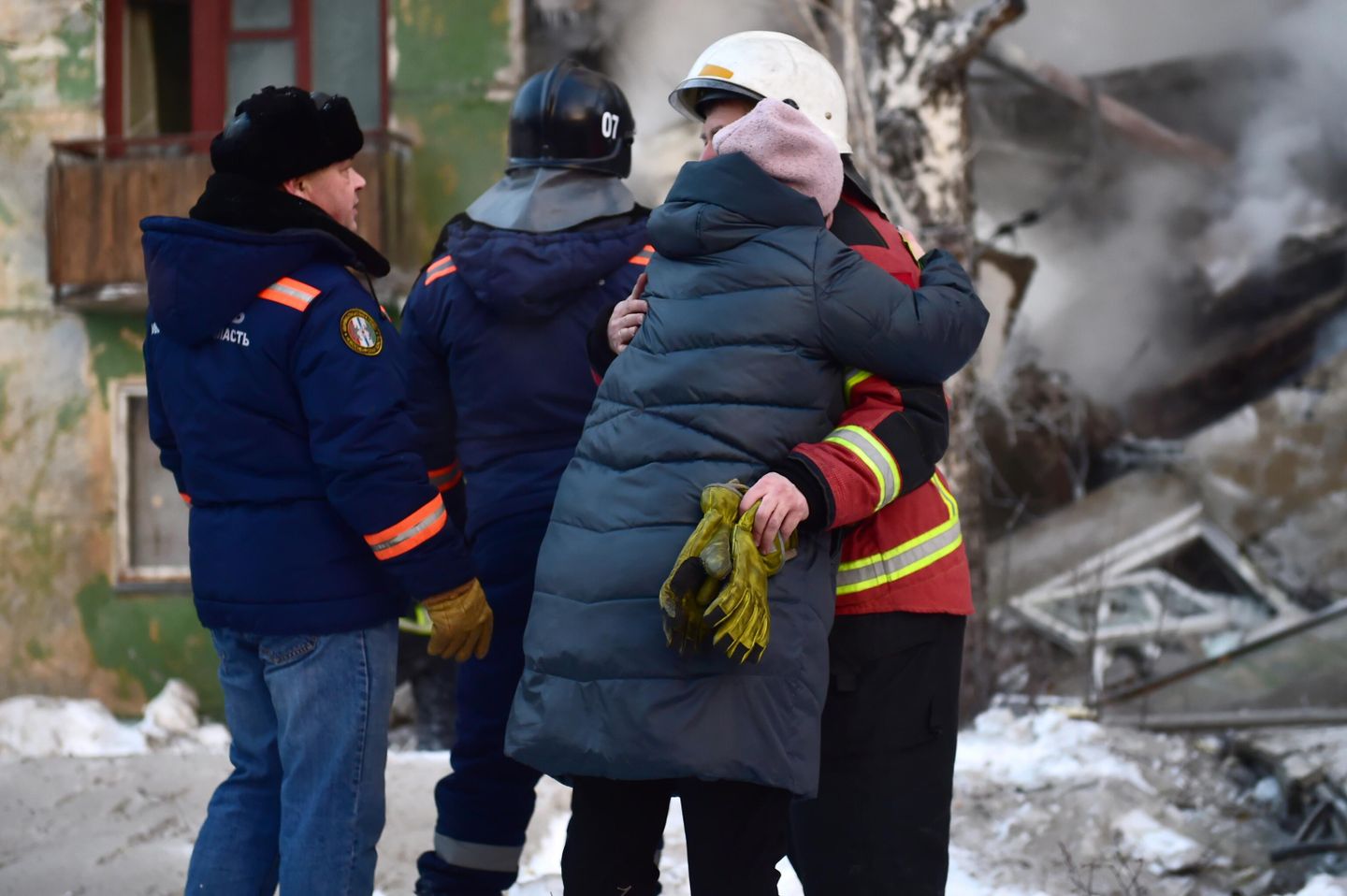 Женщина обнимает спасателя на месте взрыва газа в пятиэтажном жилом доме на улице Линейная в Новосибирске Женщина обнимает спасателя на месте взрыва газа в пятиэтажном жилом доме на улице Линейная в Новосибирске