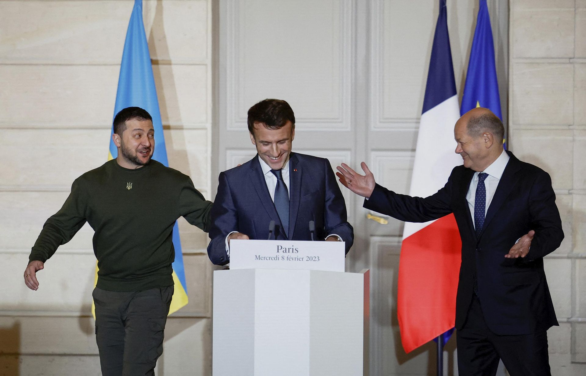 Президент Украины Владимир Зеленский, президент Франции Эммануэль Макрон и канцлер Германии Олаф Шольц во время пресс-конференции в Париже Президент Украины Владимир Зеленский, президент Франции Эммануэль Макрон и канцлер Германии Олаф Шольц во время пресс-конференции в Париже - РИА Новости, 1920, 20.02.2023
