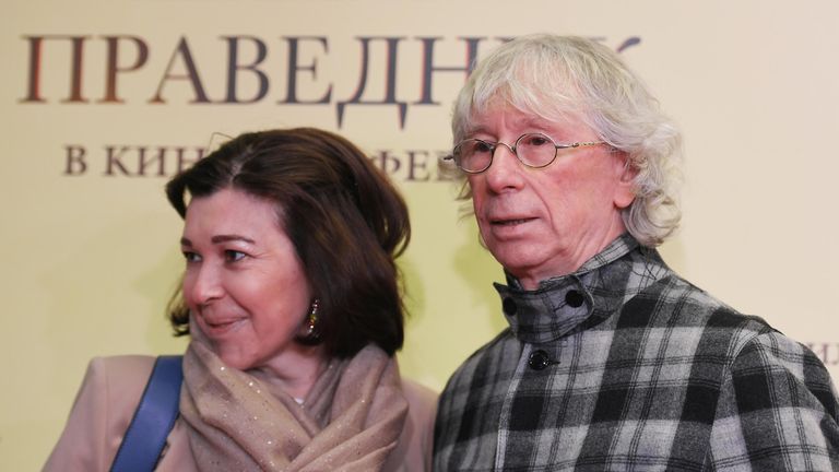 Певец и композитор Аркадий Укупник с супругой Натальей Турчинской на премьере фильма Сергея Урсуляка Праведник Певец и композитор Аркадий Укупник с супругой Натальей Турчинской на премьере фильма Сергея Урсуляка Праведник