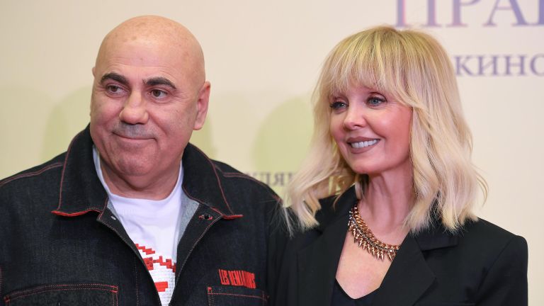 Музыкальный продюсер Иосиф Пригожин и певица Валерия на премьере фильма Сергея Урсуляка Праведник в кинотеатре КАРО 11 Октябрь в Москве Музыкальный продюсер Иосиф Пригожин и певица Валерия на премьере фильма Сергея Урсуляка Праведник в кинотеатре КАРО 11 Октябрь в Москве