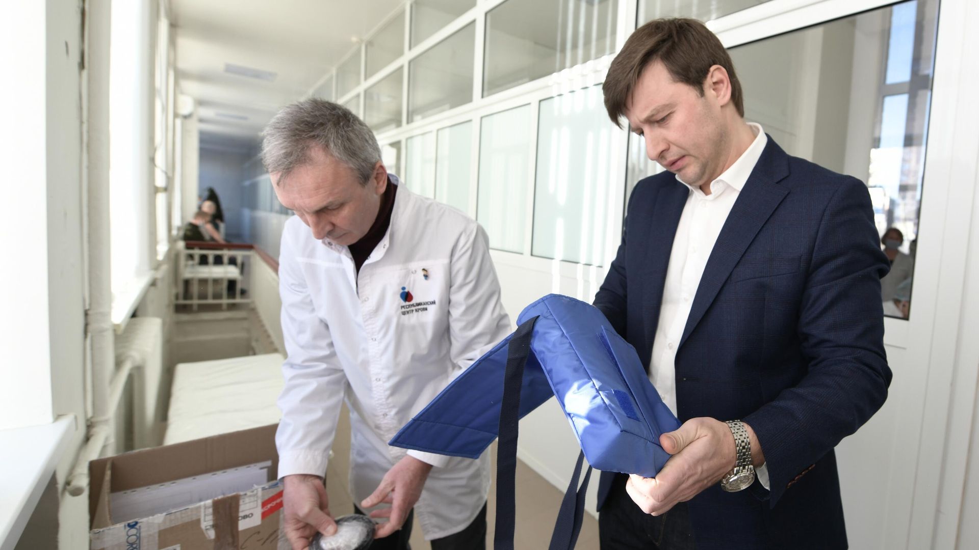 Главный врач Николай Нестеров принимает новое оборудование из Санкт-Петербурга в Республиканском центре крови, Донецк Главный врач Николай Нестеров принимает новое оборудование из Санкт-Петербурга в Республиканском центре крови, Донецк - РИА Новости, 1920, 09.02.2023