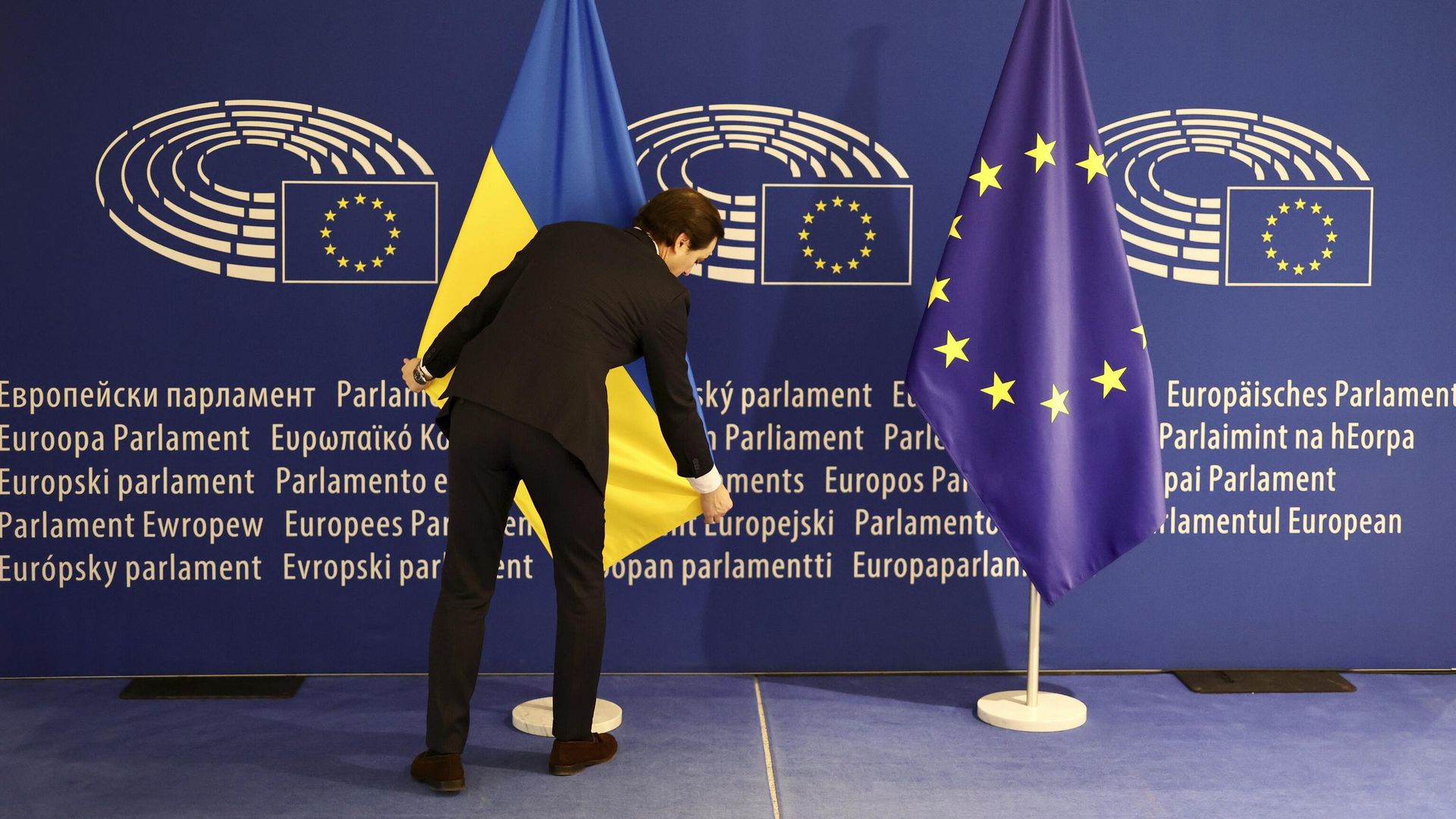 Флаги Украины и ЕС в здании Европейского парламента в Брюсселе - РИА Новости, 1920, 12.07.2023