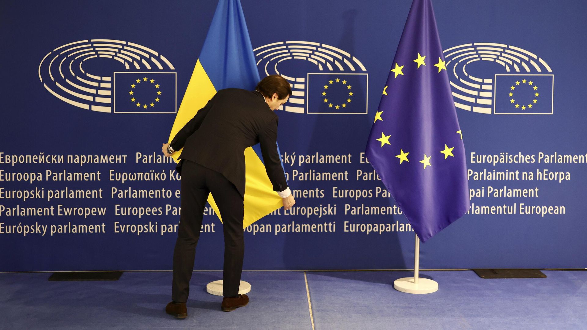 Флаги Украины и ЕС в здании Европейского парламента в Брюсселе - РИА Новости, 1920, 29.07.2024