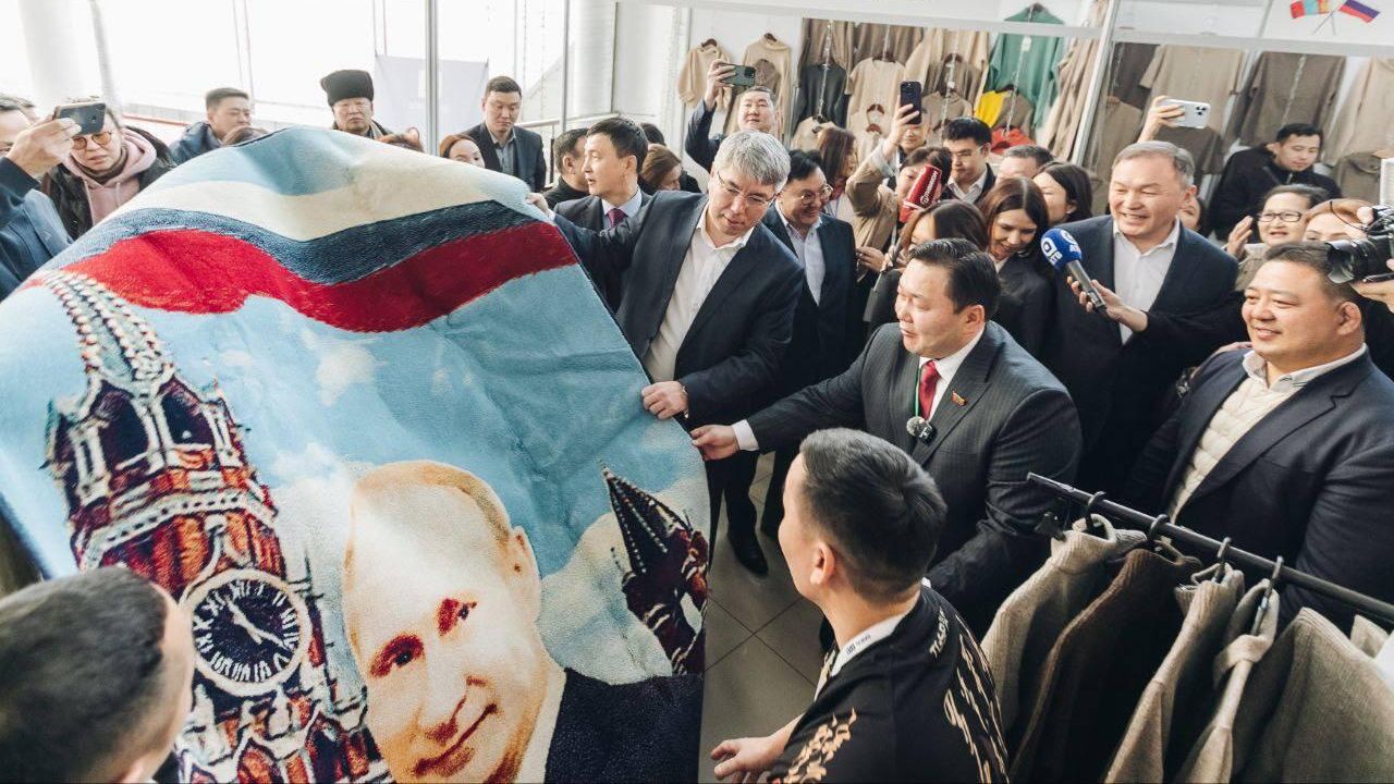 Глава Бурятии Алексей Цыденов на ярмарке в Улан-Удэ купил ковер монгольского производства с портретом Путина Глава Бурятии Алексей Цыденов на ярмарке в Улан-Удэ купил ковер монгольского производства с портретом Путина - РИА Новости, 1920, 09.02.2023