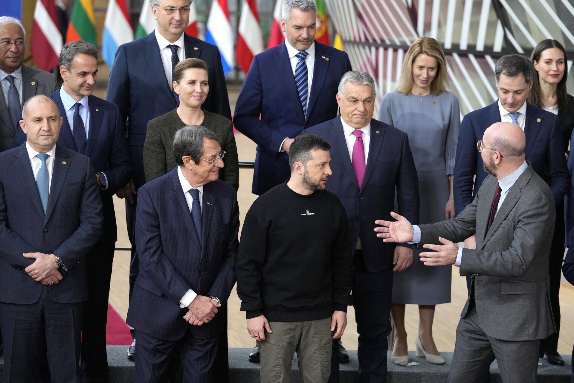 Премьер-министр Венгрии Виктор Орбан отказался аплодировать президенту Украины Владимиру Зеленскому перед совместной фотографией лидеров ЕС в Брюсселе Премьер-министр Венгрии Виктор Орбан отказался аплодировать президенту Украины Владимиру Зеленскому перед совместной фотографией лидеров ЕС в Брюсселе - РИА Новости, 1920, 20.02.2023