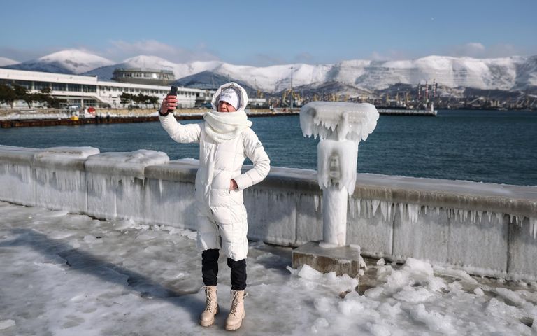 Девушка фотографируется на обледеневшей набережной адмирала Серебрякова в Новороссийске Девушка фотографируется на обледеневшей набережной адмирала Серебрякова в Новороссийске