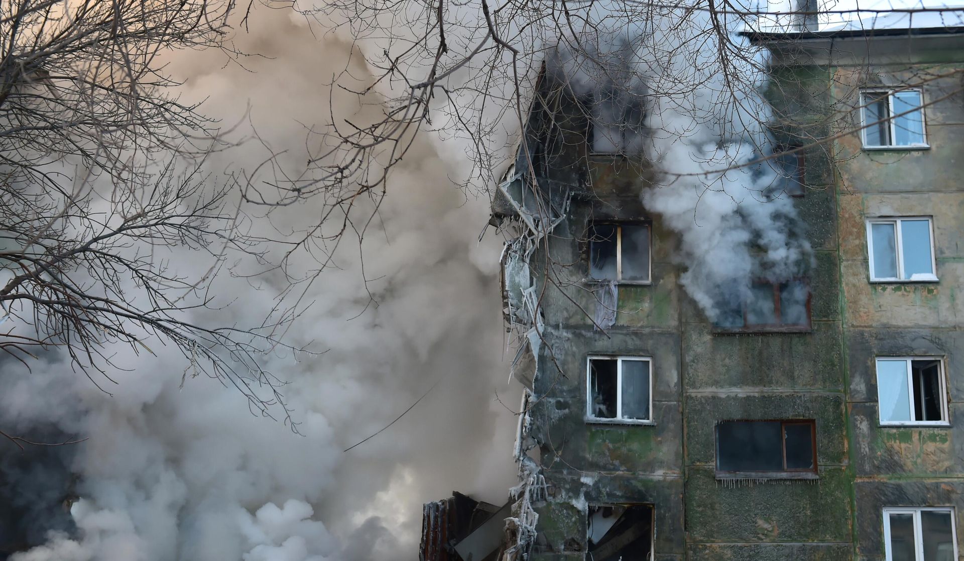 На месте взрыва газа в пятиэтажном жилом доме на улице Линейная в Новосибирске На месте взрыва газа в пятиэтажном жилом доме на улице Линейная в Новосибирске