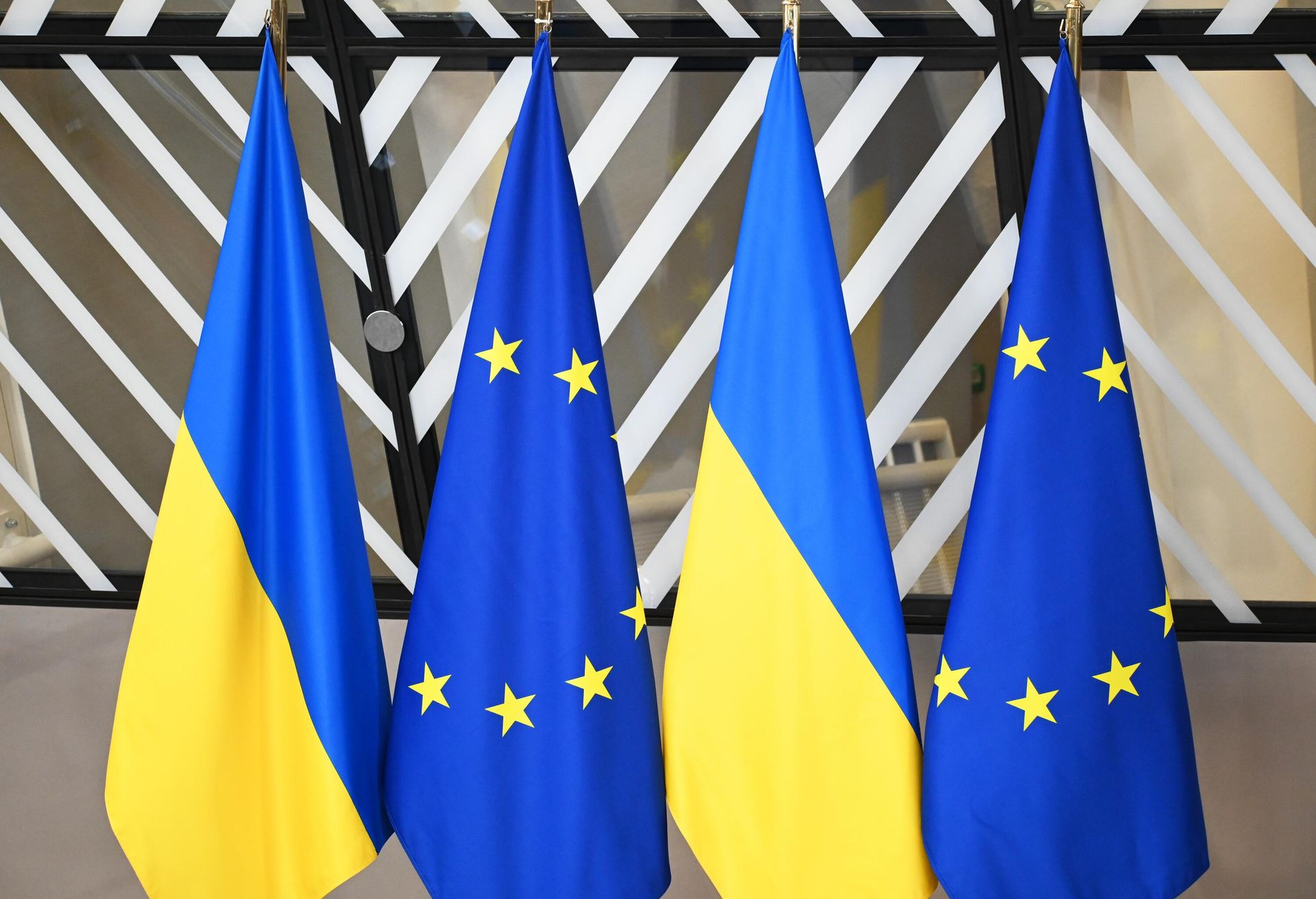 Государственные флаги Украины и флаги с символикой Евросоюза Государственные флаги Украины и флаги с символикой Евросоюза - РИА Новости, 1920, 15.07.2025