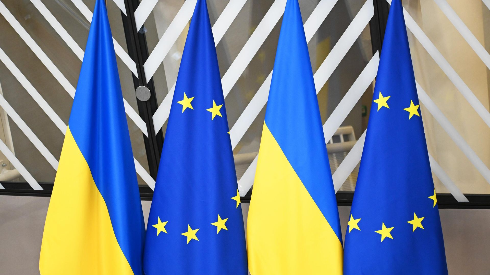 Государственные флаги Украины и флаги с символикой Евросоюза Государственные флаги Украины и флаги с символикой Евросоюза - РИА Новости, 1920, 04.03.2026