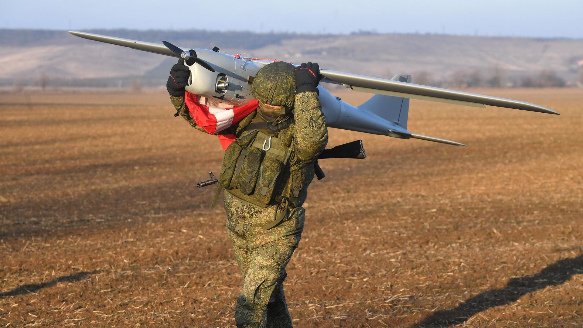 Военнослужащий ВС РФ выносит БПЛА Орлан-10У после выполнения задачи в зоне проведения СВО Военнослужащий ВС РФ выносит БПЛА Орлан-10У после выполнения задачи в зоне проведения СВО - РИА Новости, 1920, 15.08.2025