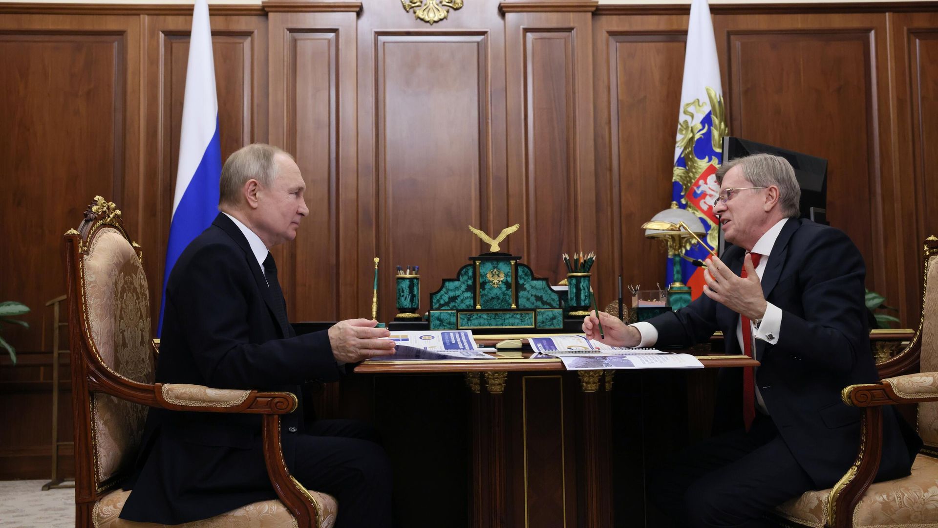 Президент РФ Владимир Путин и министр транспорта РФ Виталий Савельев во время встречи Президент РФ Владимир Путин и министр транспорта РФ Виталий Савельев во время встречи - РИА Новости, 1920, 09.02.2023