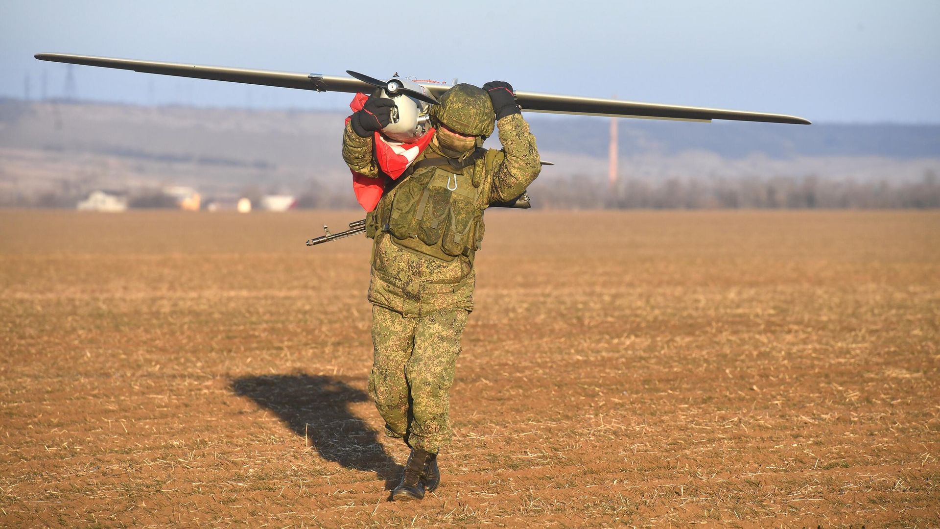 Военнослужащий ВС РФ выносит беспилотный летательный аппарат Орлан-10У после выполнения задачи в южном секторе СВО Военнослужащий ВС РФ выносит беспилотный летательный аппарат Орлан-10У после выполнения задачи в южном секторе СВО - РИА Новости, 1920, 01.03.2023