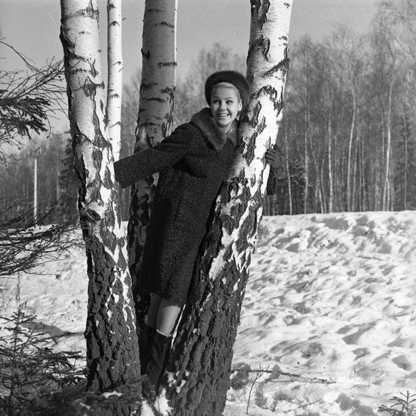 Коллекция одежды из русских мехов 1965 года.  Шуба из каракульчи с норковым воротником демонстрирует Регина Збарская