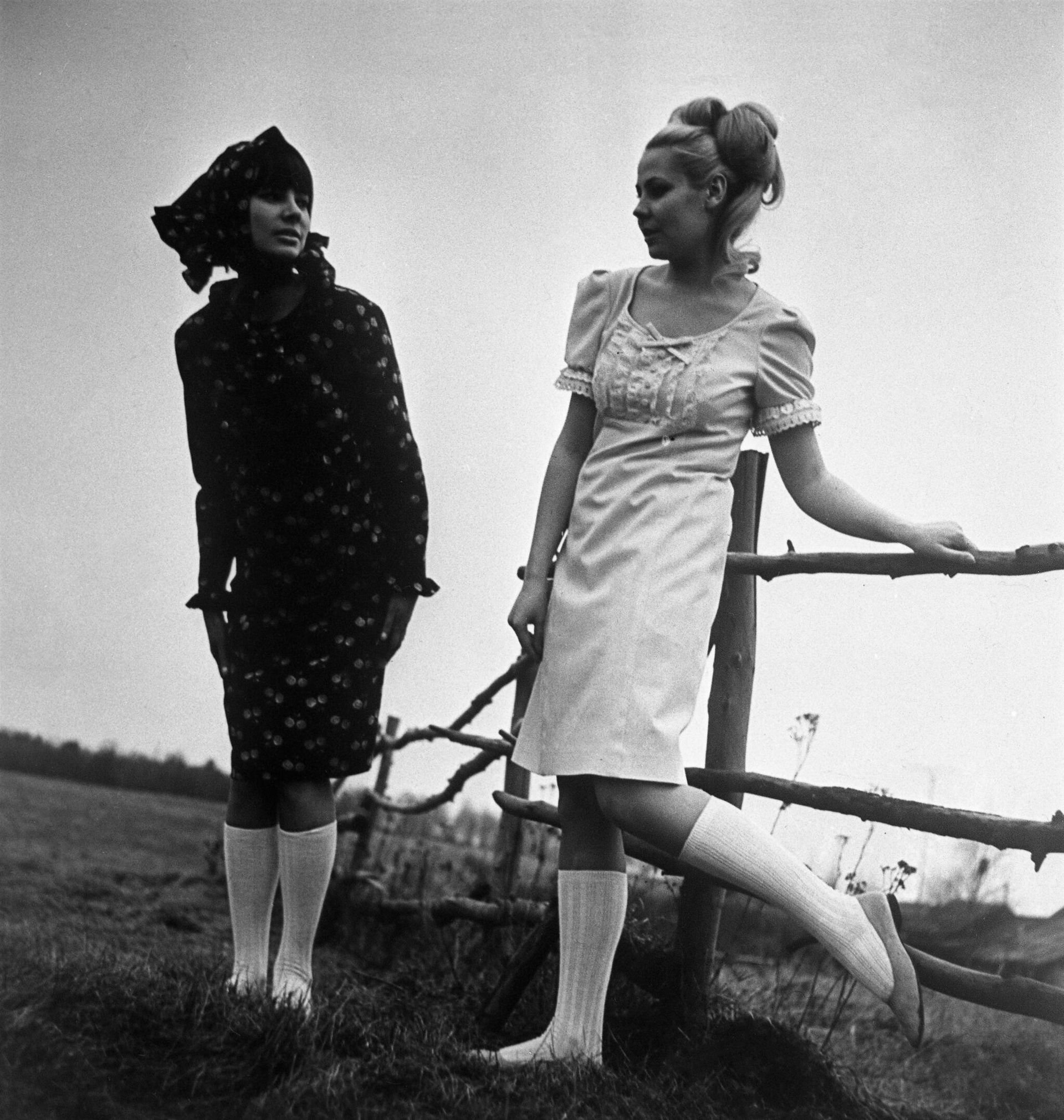 Коллекция женской одежды Весна-лето 1966 года. Летние платья - продукция Рижской швейной фабрики Ригас апгербс. Слева манекенщица Регина Збарская. - РИА Новости, 1920, 22.04.2025