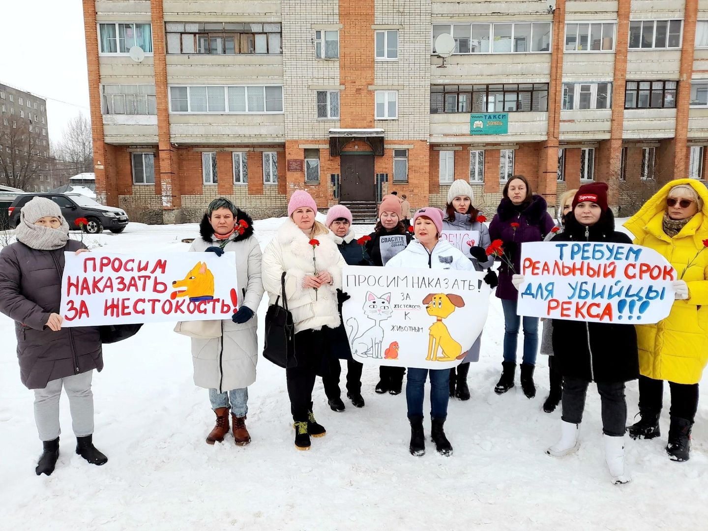 Активисты возле ростовского суда Активисты возле ростовского суда