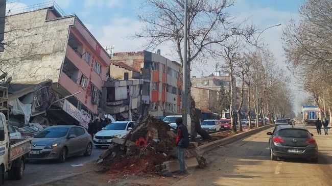 Жилые дома, разрушенные в результате землетрясения в турецком городе Кахраманмараш