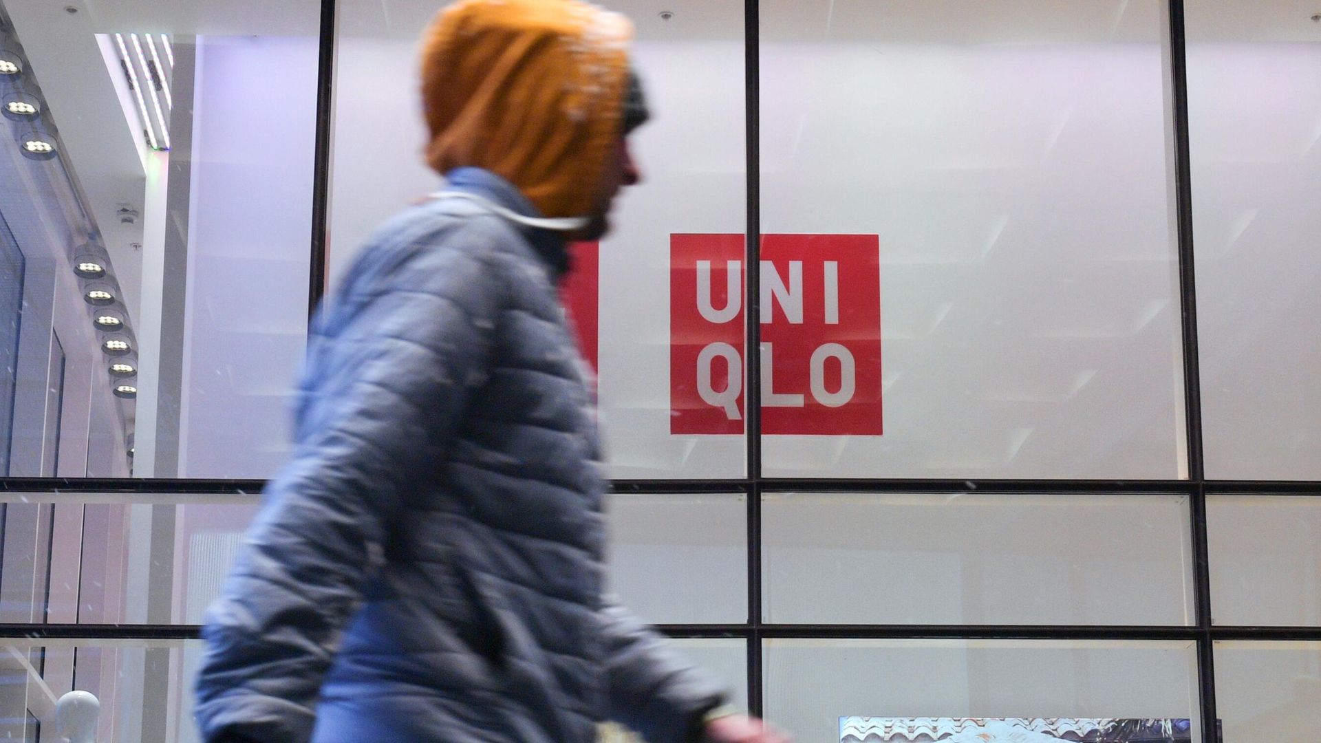 Прохожий у закрытого магазина одежды Uniqlo в Санкт-Петербурге Прохожий у закрытого магазина одежды Uniqlo в Санкт-Петербурге - РИА Новости, 1920, 28.02.2023