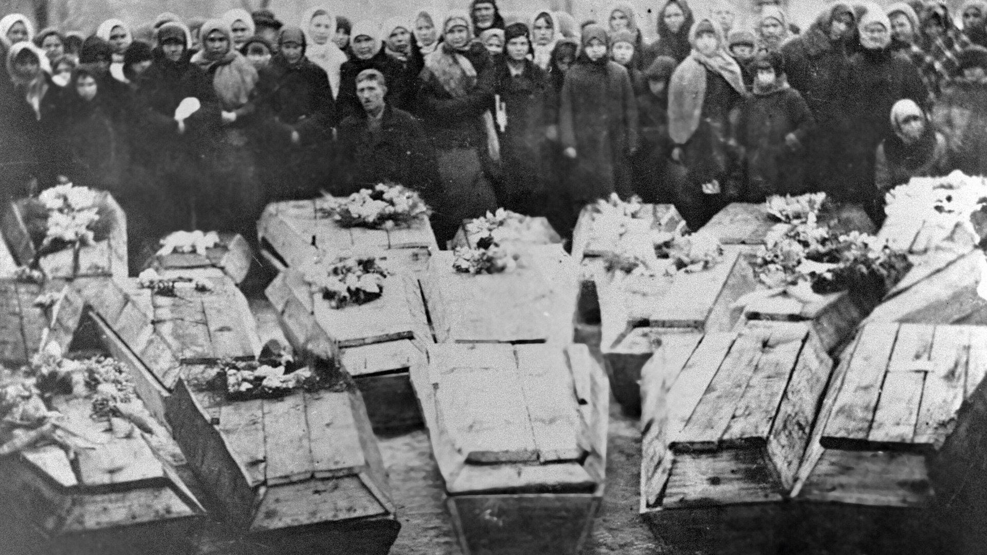 Похороны молодогвардейцев в городе Краснодоне Ворошиловградской области Украины. Февраль 1943 Похороны молодогвардейцев в городе Краснодоне Ворошиловградской области Украины. Февраль 1943 - РИА Новости, 1920, 13.03.2024