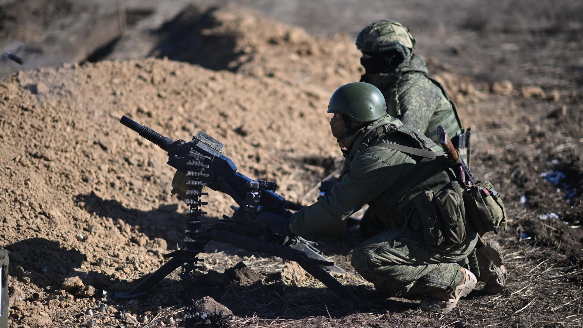 Военнослужащие мотострелковых подразделений ВС РФ ведут огонь по позициям ВСУ из гранатомета АГС в зоне СВО Военнослужащие мотострелковых подразделений ВС РФ ведут огонь по позициям ВСУ из гранатомета АГС в зоне СВО - РИА Новости, 1920, 03.09.2025