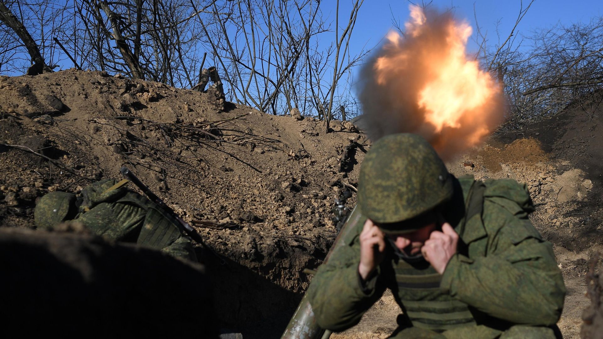 Военнослужащие мотострелковых подразделений ВС РФ ведут огонь по позициям ВСУ в зоне СВО Военнослужащие мотострелковых подразделений ВС РФ ведут огонь по позициям ВСУ в зоне СВО - РИА Новости, 1920, 16.02.2023