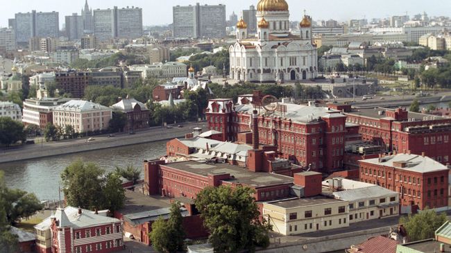 Замоскворечье. На переднем плане - кондитерская фабрика Красный Октябрь, на втором плане - храм Христа Спасителя.