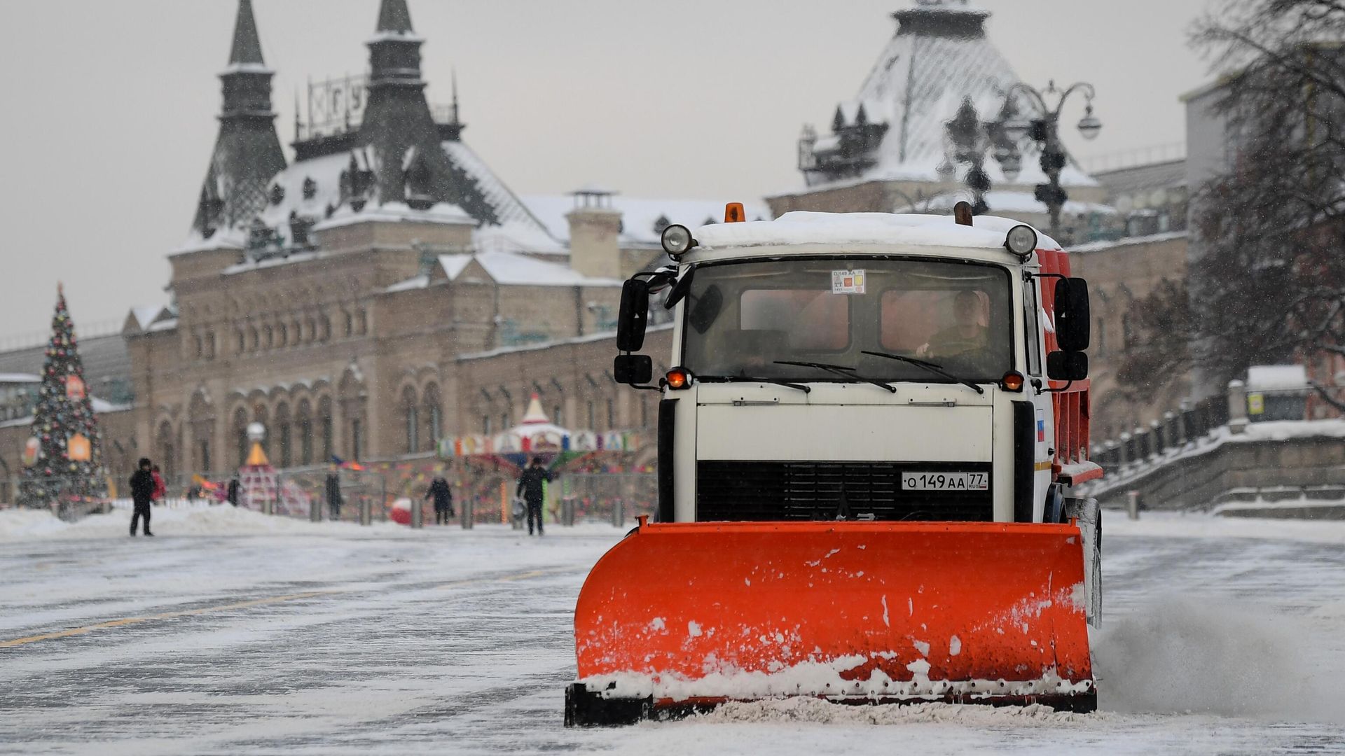 Снегоуборочная техника убирает снег на Красной площади в Москве Снегоуборочная техника убирает снег на Красной площади в Москве - РИА Новости, 1920, 19.02.2023