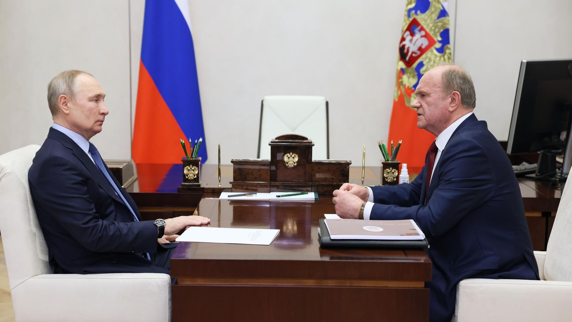 Президент России Владимир Путин и руководитель фракции Коммунистической партии РФ в Государственной Думе РФ Геннадий Зюганов во время встречи Президент России Владимир Путин и руководитель фракции Коммунистической партии РФ в Государственной Думе РФ Геннадий Зюганов во время встречи - РИА Новости, 1920, 14.02.2023