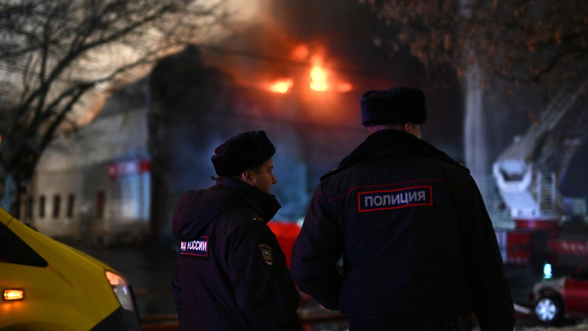 Сотрудники полиции на месте возгорания в техцентре на улице Декабристов в Москве Сотрудники полиции на месте возгорания в техцентре на улице Декабристов в Москве - РИА Новости, 1920, 14.02.2023