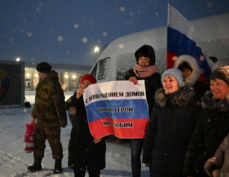 Встреча российских военнослужащих, вернувшихся из украинского плена, в Луганске Встреча российских военнослужащих, вернувшихся из украинского плена, в Луганске