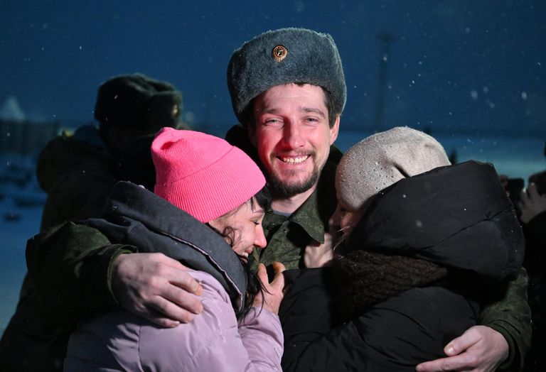 Российский военнослужащий, вернувшийся из украинского плена, во время встречи с родными в Луганске Российский военнослужащий, вернувшийся из украинского плена, во время встречи с родными в Луганске