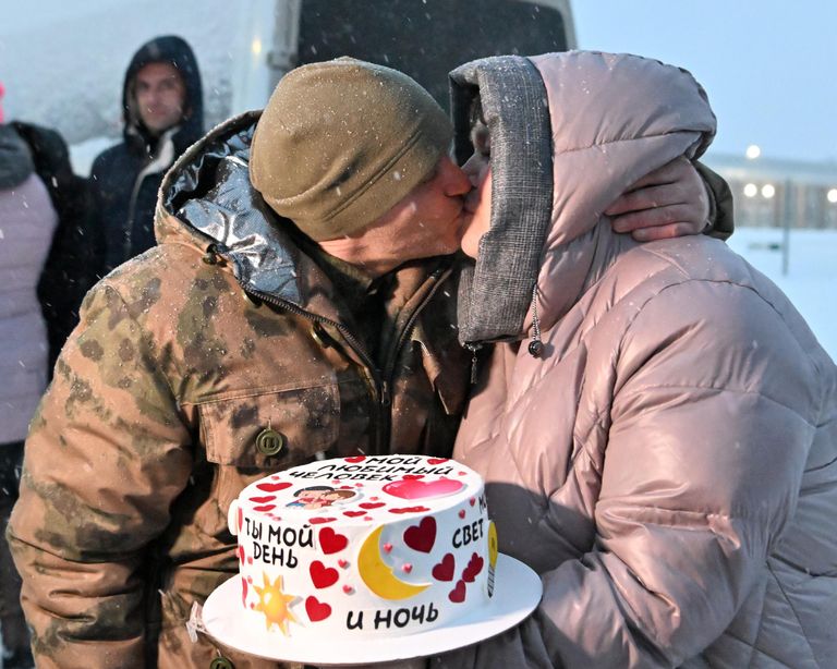 Встреча российских военнослужащих, вернувшихся из украинского плена, в Луганске Встреча российских военнослужащих, вернувшихся из украинского плена, в Луганске