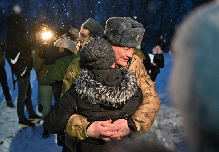 Российский военнослужащий, вернувшийся из украинского плена, во время встречи с родными в Луганске Российский военнослужащий, вернувшийся из украинского плена, во время встречи с родными в Луганске