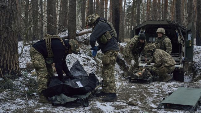 Медики помогают тяжело раненому боевику ВСУ
