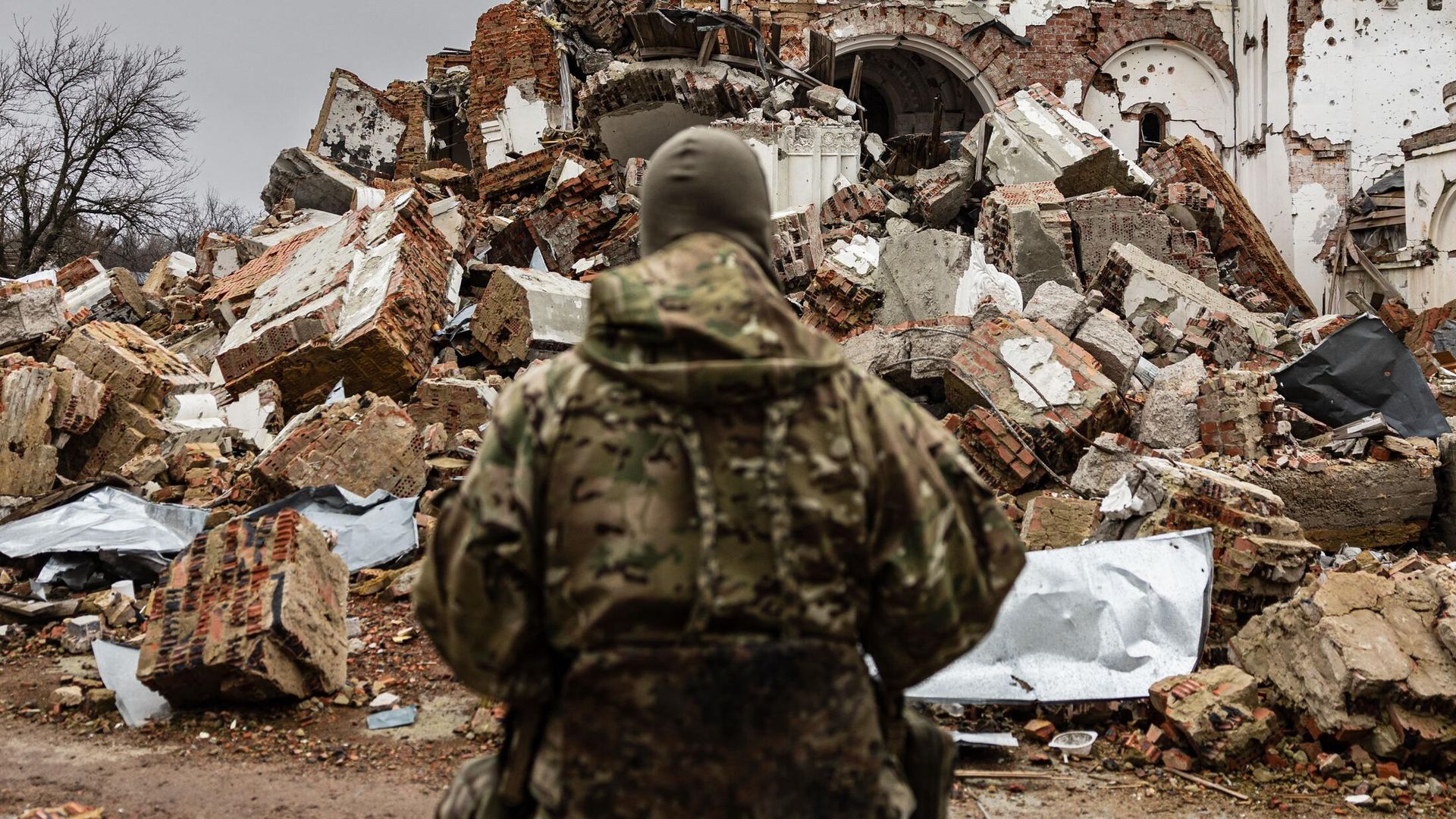 Военный украинского легиона Свобода России с позывным Цезарь возле разрушенного монастыря в Долине - РИА Новости, 1920, 15.05.2023
