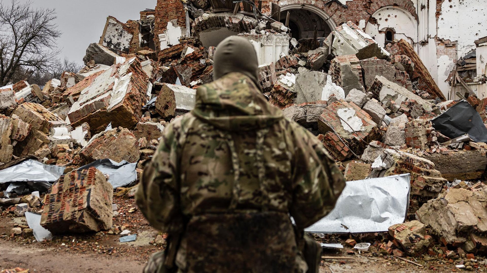 Военный украинского легиона Свобода России с позывным Цезарь возле разрушенного монастыря в Долине - РИА Новости, 1920, 15.02.2023