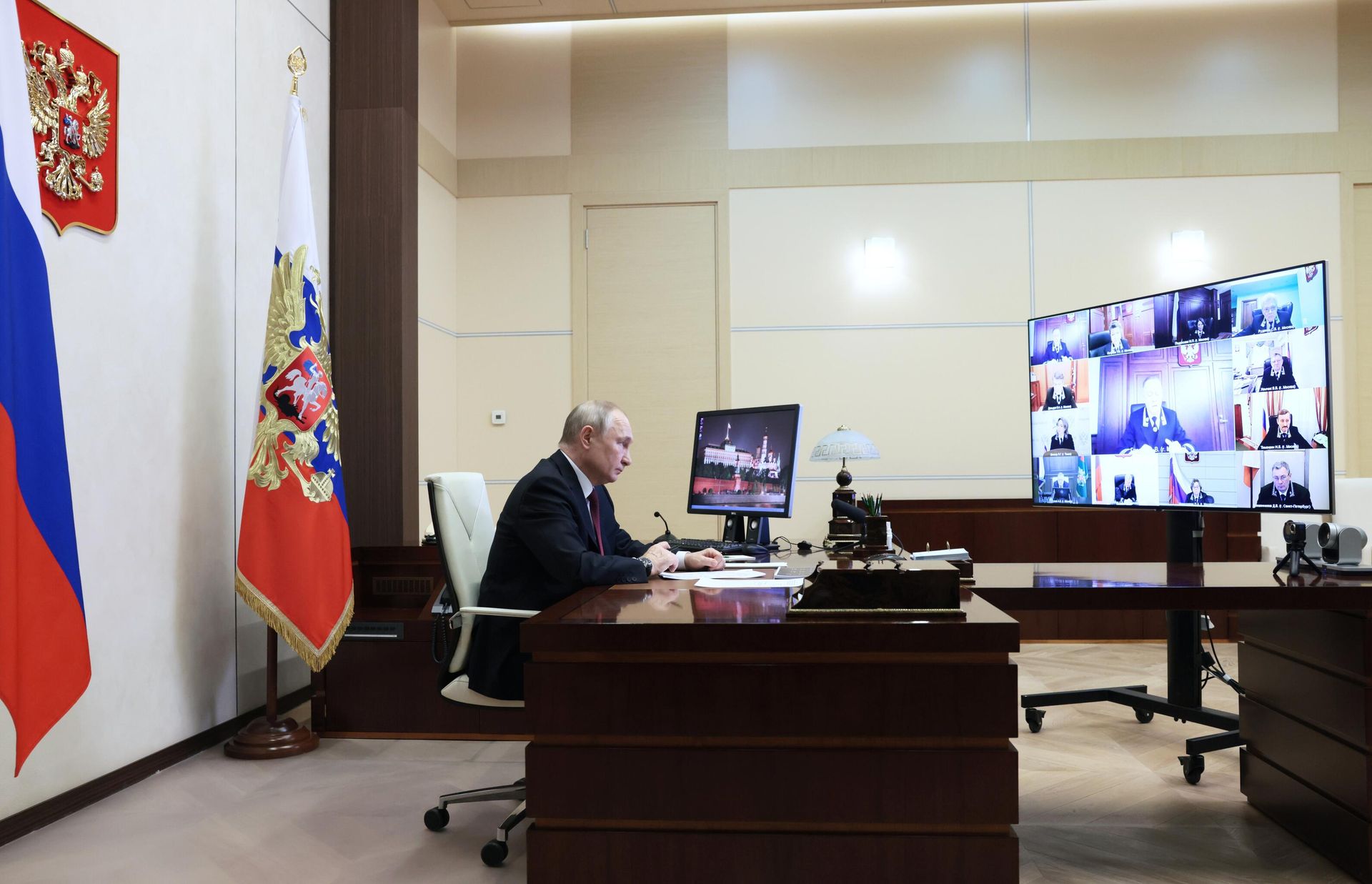 Президент РФ Владимир Путин принимает участие в режиме видеоконференции в ежегодном совещании судей судов общей юрисдикции, военных и арбитражных судов Российской Федерации Президент РФ Владимир Путин принимает участие в режиме видеоконференции в ежегодном совещании судей судов общей юрисдикции, военных и арбитражных судов Российской Федерации - РИА Новости, 1920, 20.02.2023