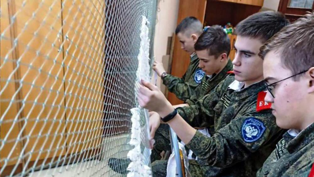 Воспитанники казачьих кадетских корпусов плетут маскировочные сети Воспитанники казачьих кадетских корпусов плетут маскировочные сети - РИА Новости, 1920, 14.02.2023