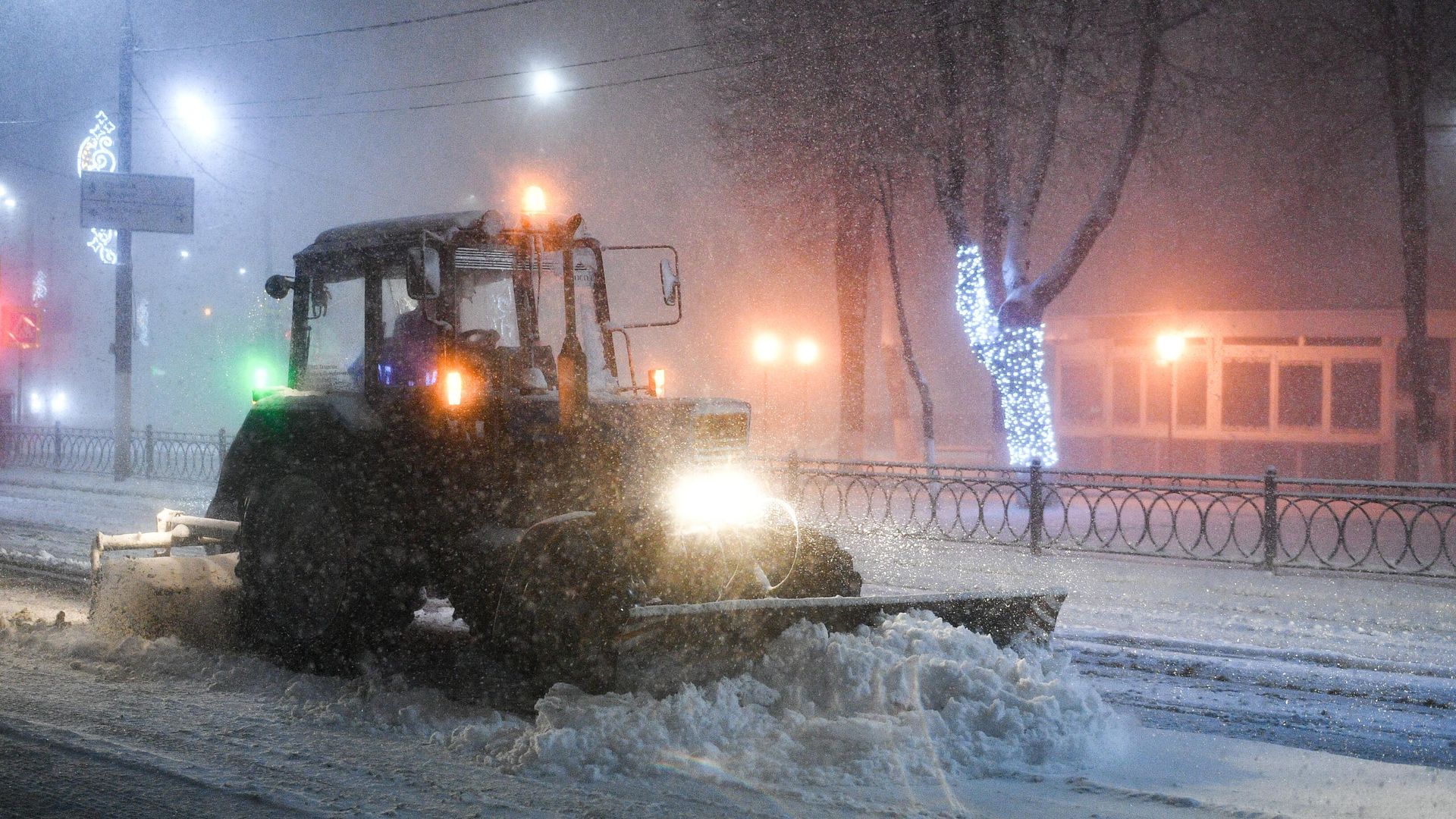 Снегоуборочная техника во время снегопада Снегоуборочная техника во время снегопада - РИА Новости, 1920, 14.02.2023