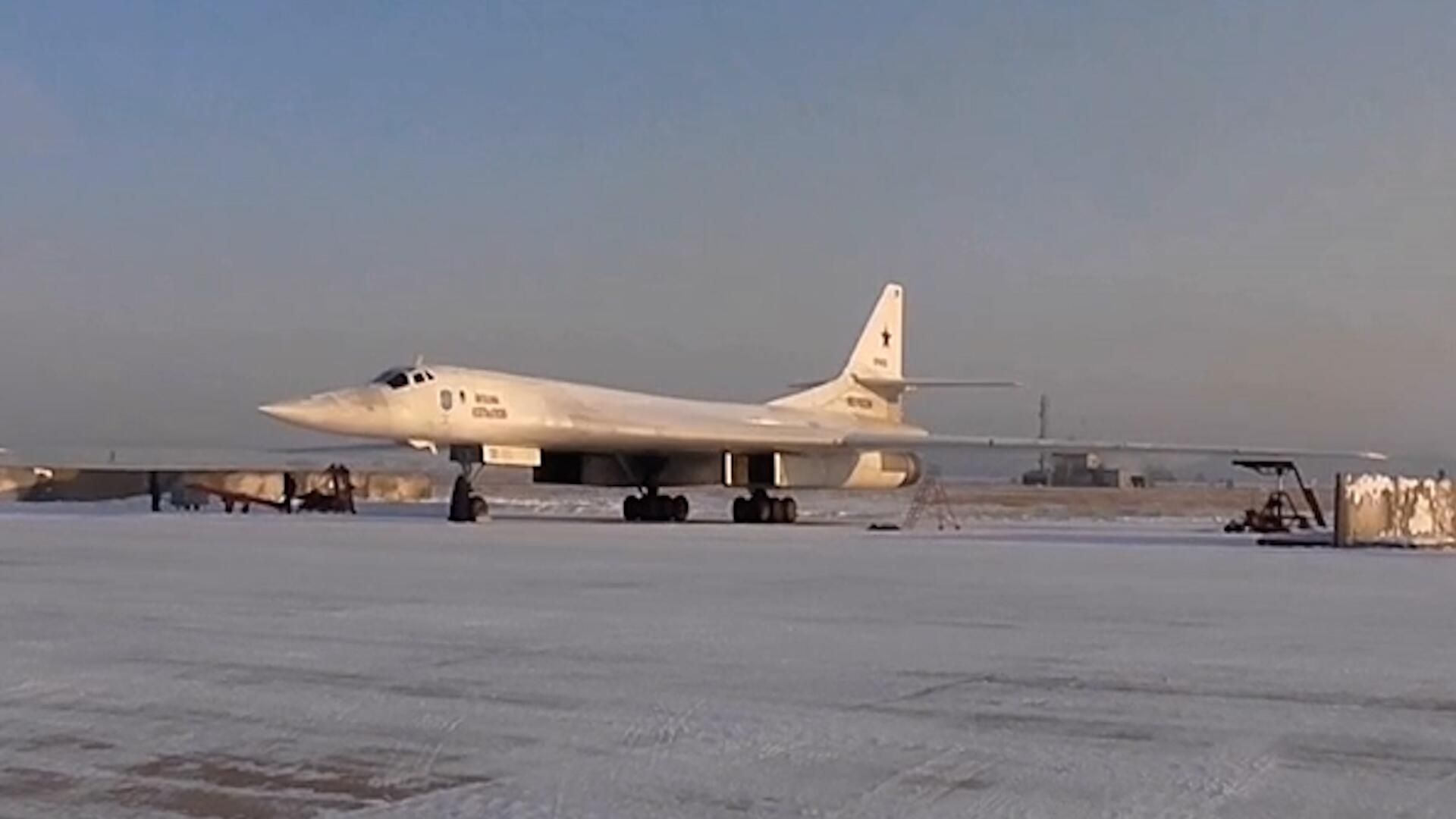 Плановый полет стратегических ракетоносцев Ту-160 над нейтральными водами Плановый полет стратегических ракетоносцев Ту-160 над нейтральными водами - РИА Новости, 1920, 14.02.2023