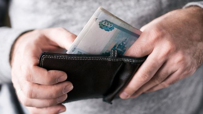 Мужчина достает банкноты из кошелька Мужчина достает банкноты из кошелька