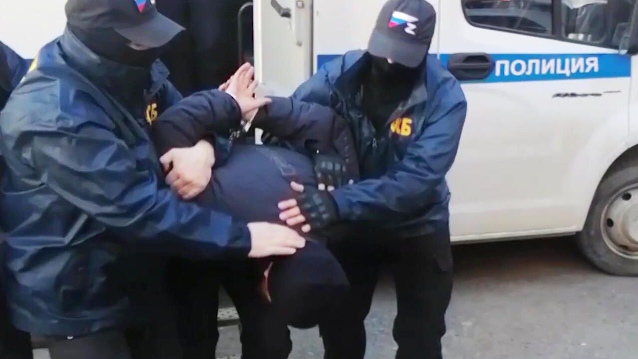 Сотрудники ФСБ с задержанным членом украинской террористической организации в Ростове-на-Дону Сотрудники ФСБ с задержанным членом украинской террористической организации в Ростове-на-Дону - РИА Новости, 1920, 15.02.2023