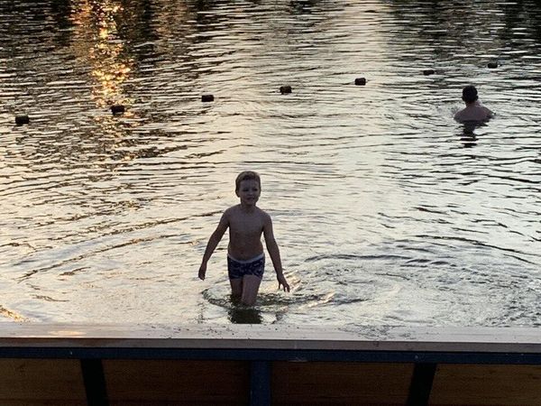 В реке Осетр можно купаться, а городской пляж находится совсем недалеко от исторического центра В реке Осетр можно купаться, а городской пляж находится совсем недалеко от исторического центра