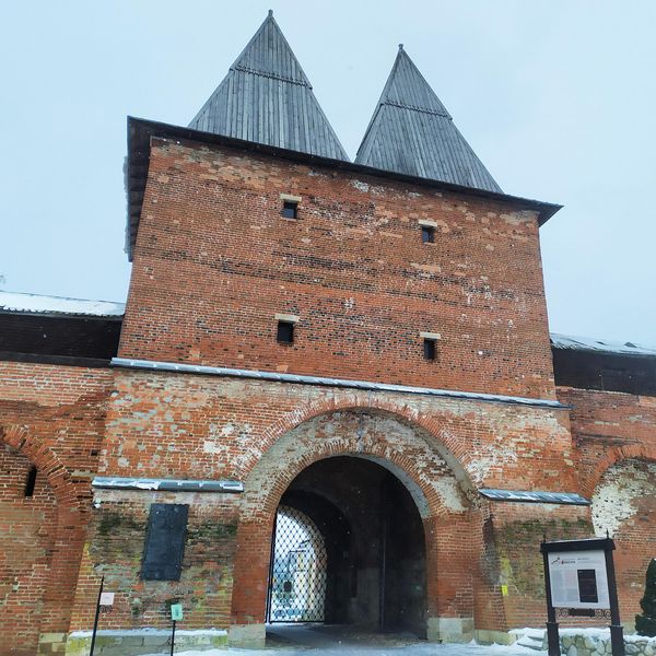 Вход в Зарайский кремль Вход в Зарайский кремль