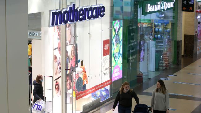 Покупатели возле магазина Mothercare в ТЦ Коламбус в Москве Покупатели возле магазина Mothercare в ТЦ Коламбус в Москве