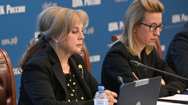 Председатель Центральной избирательной комиссии РФ Элла Памфилова (слева) на заседании в информационном центре ЦИК РФ в Москве