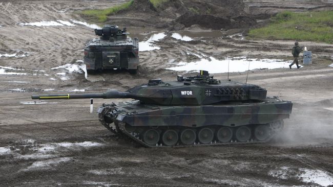 Немецкие танки Leopard 2 A6 на военном полигоне Немецкие танки Leopard 2 A6 на военном полигоне