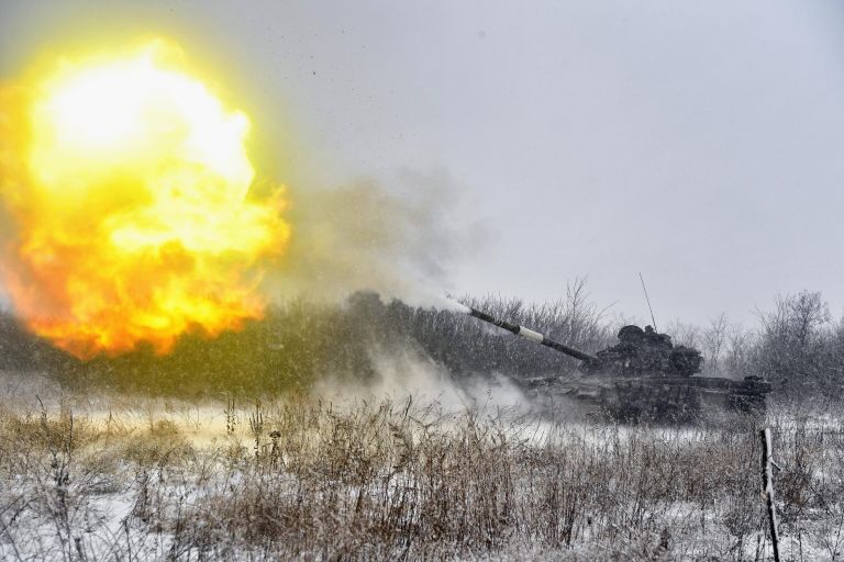 Танк Т-72 вооруженных сил РФ в зоне проведения спецоперации Танк Т-72 вооруженных сил РФ в зоне проведения спецоперации